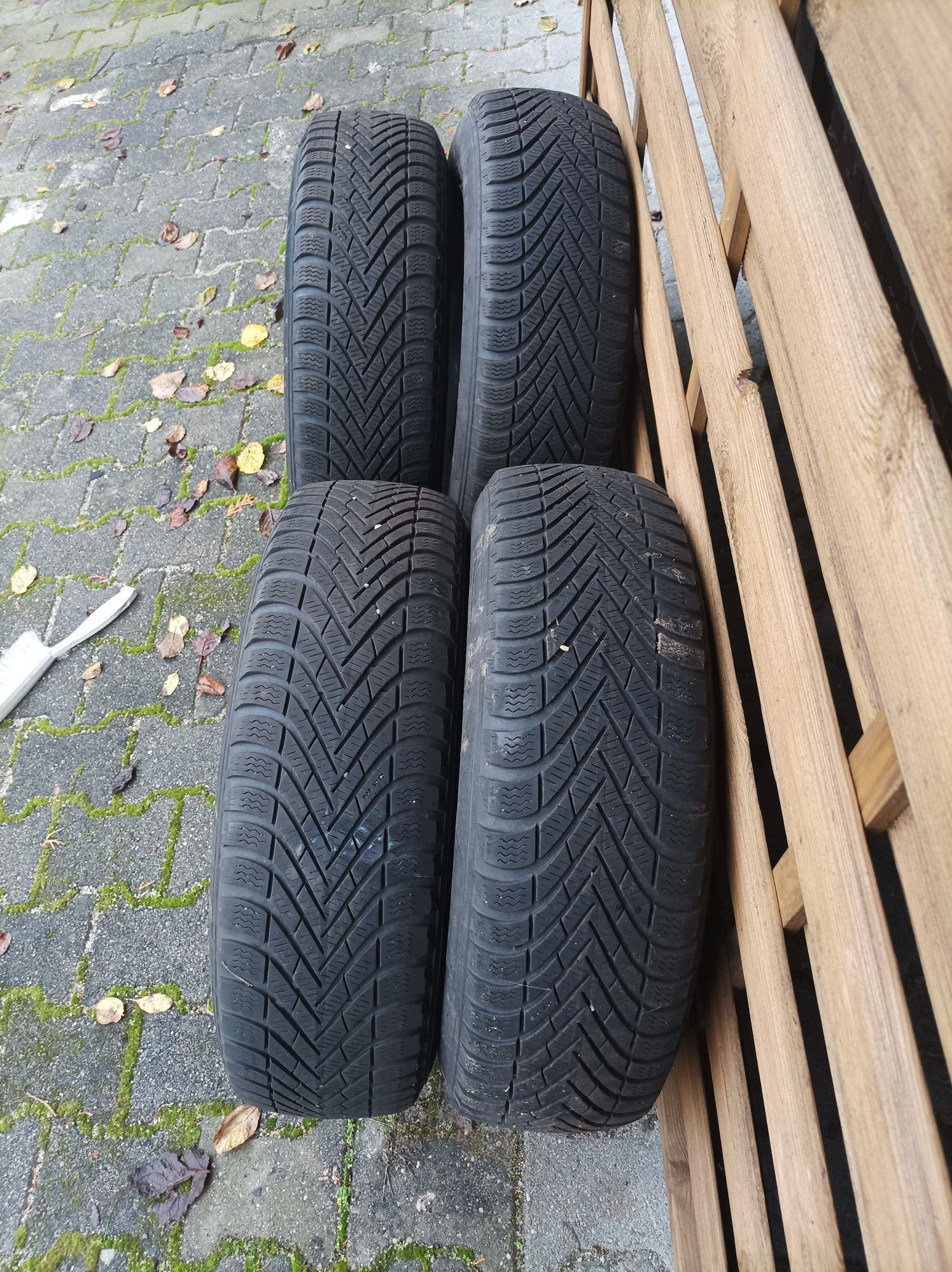 Sprzedam felgi stalowe z oponami zimowymi