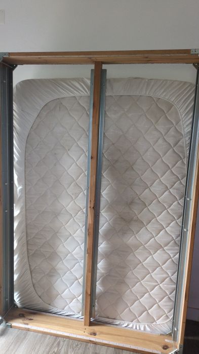 Cama de casal do IKEA