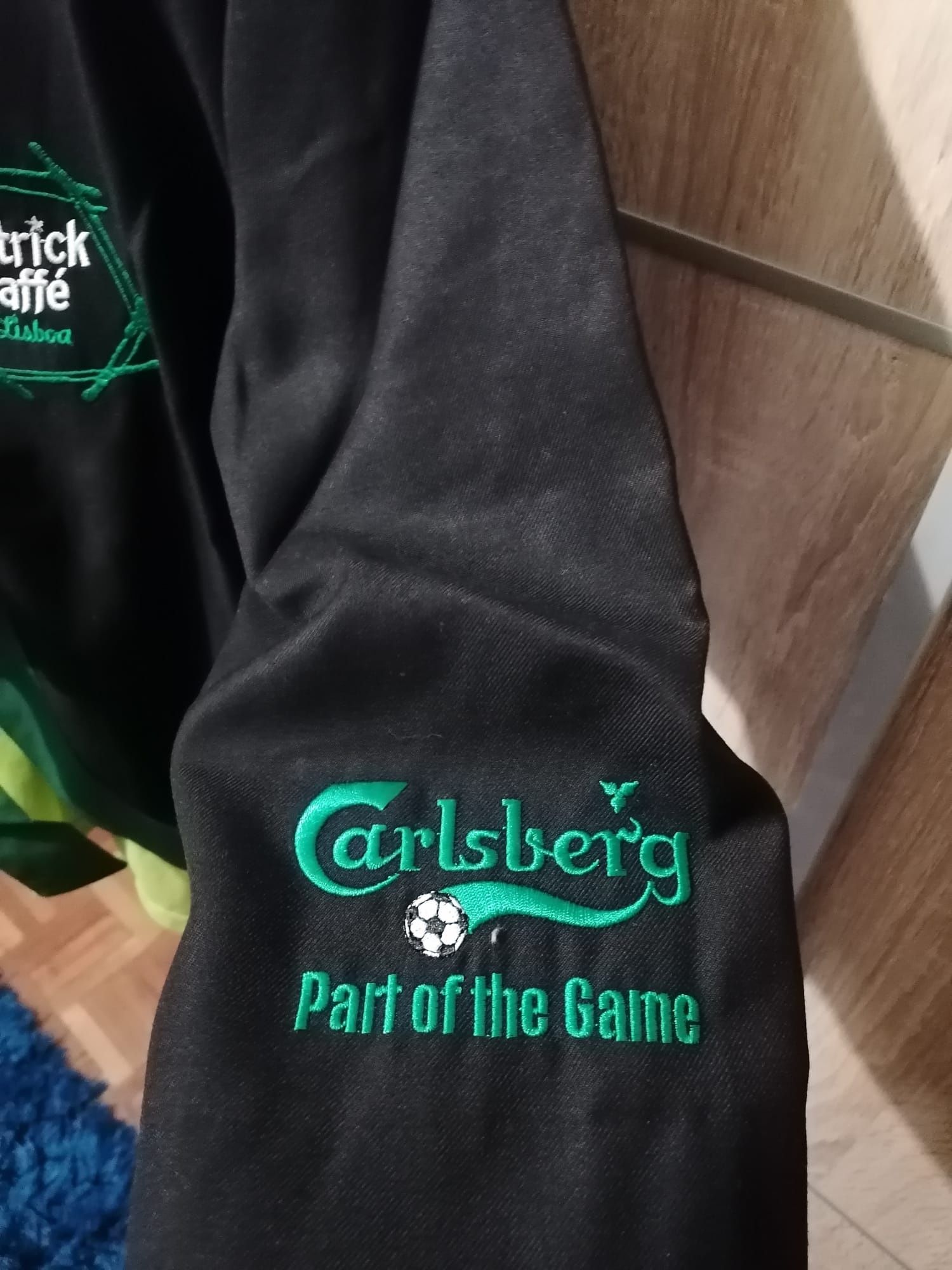 Jaqueta em tecido com o patrocinio da Cerveja Carlsberg