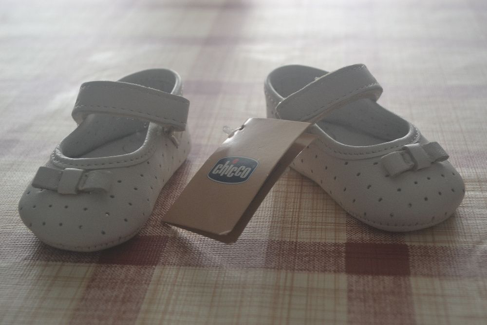 Sapatos bebé brancos número 16