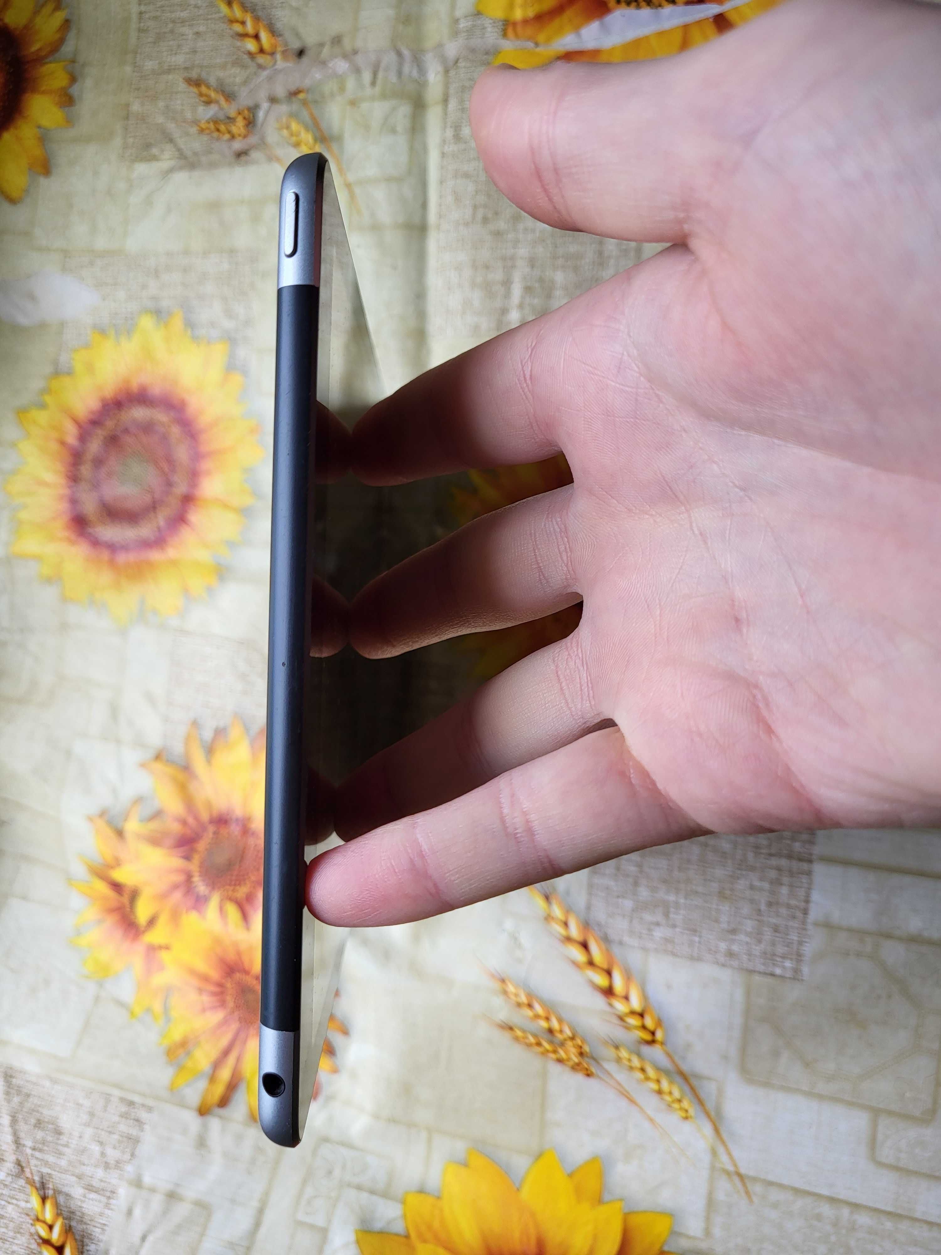 Планшет Apple iPad 9.7" 6 покоління 32 ГБ