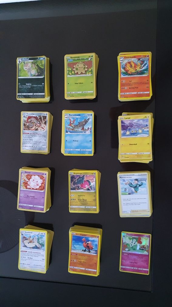 Várias cartas Pokémon, vendidas individualmente ou em conjuntos