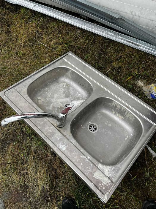 Zlewozmywak podwójny metalowy z baterią