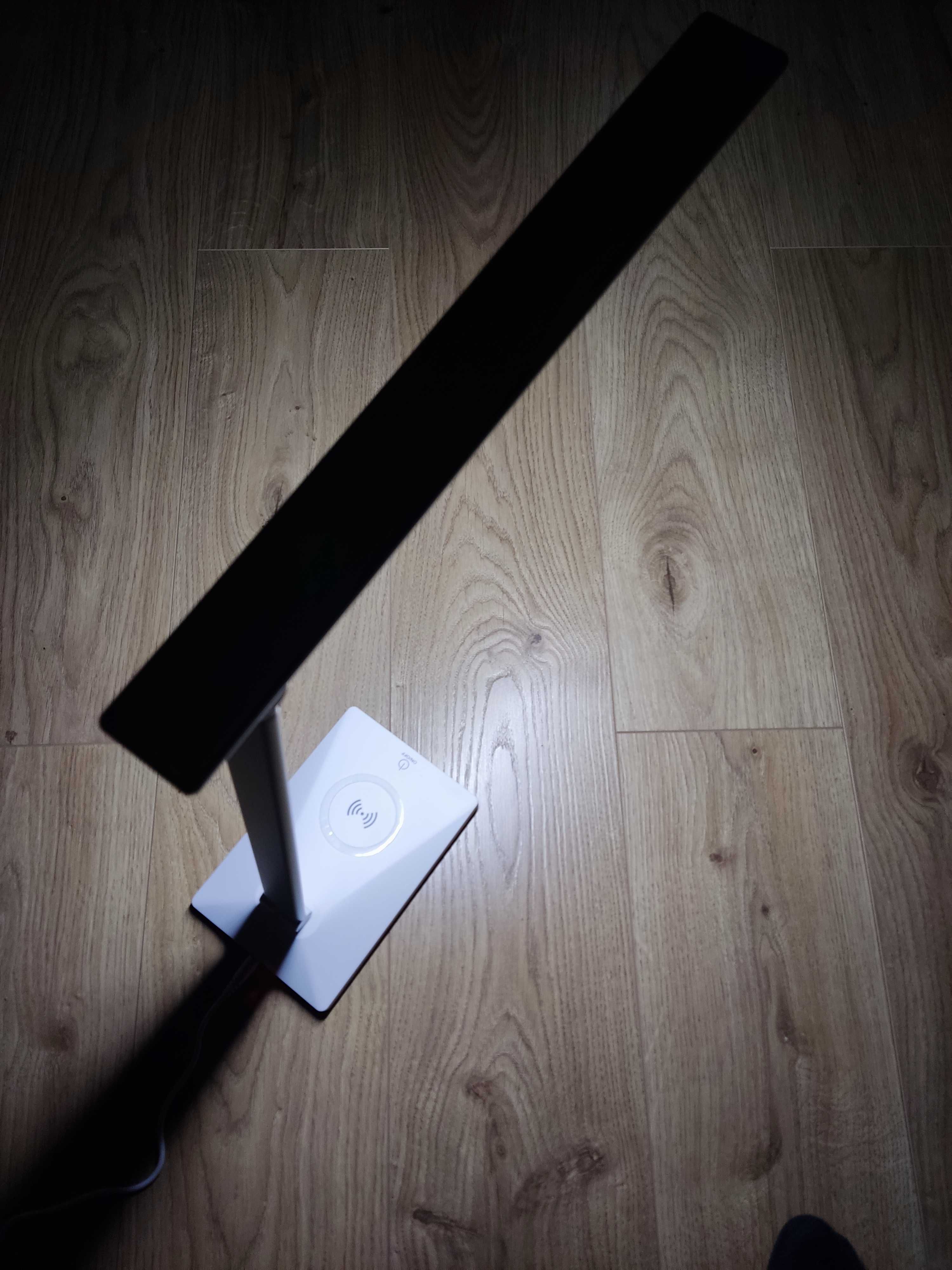 Lampka biurkowa LED z wbudowaną ładowarką bezprzewodową do smartfona