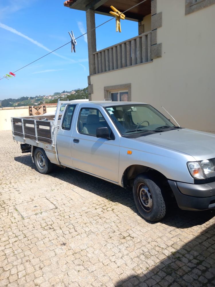 Carrinha cinzenta NISSAN