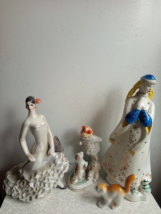 Фарфоровая статуэтка