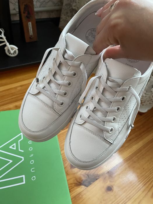 Шкіряні кросівки