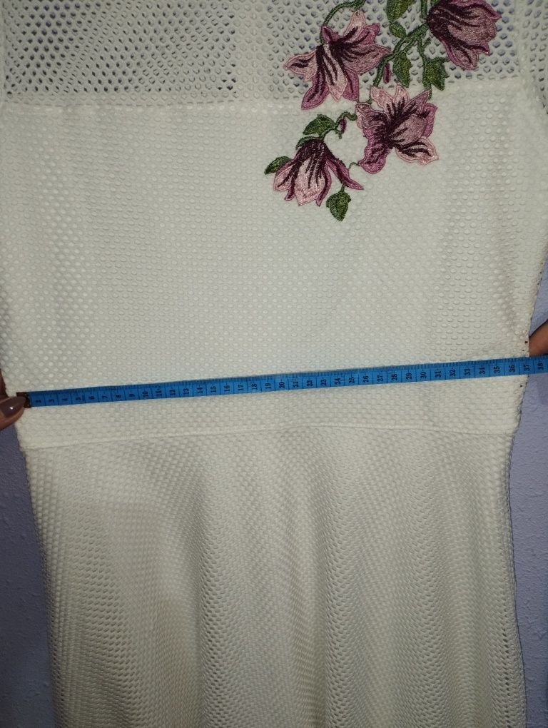 Sukienka biała z kwiatem r.38