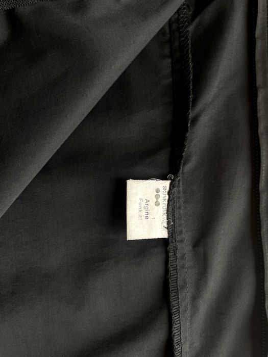 Saia preta travada com fecho lateral Skunk Funk