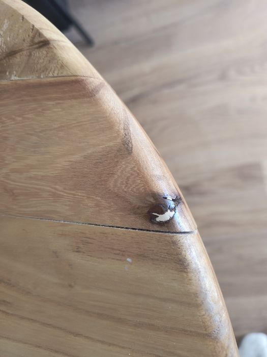 Stolik drewniany na jednej nodze