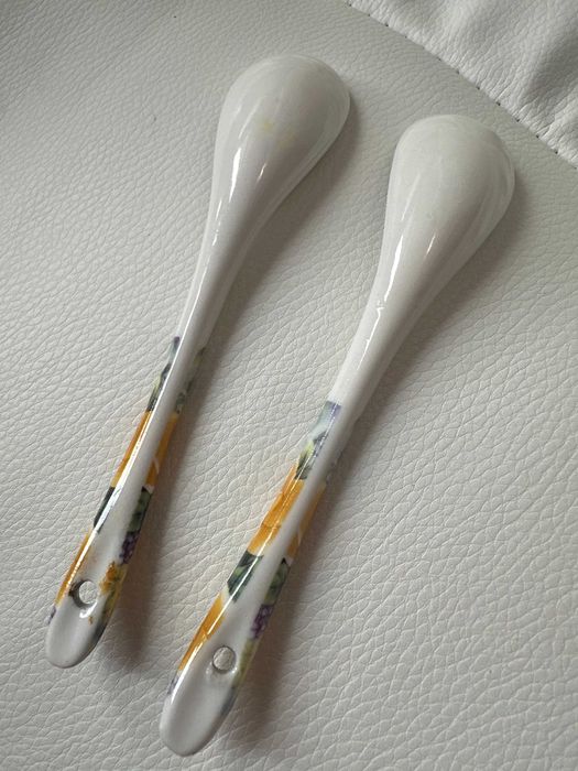 Dwie łyżeczki łyżki w żółte kwiaty