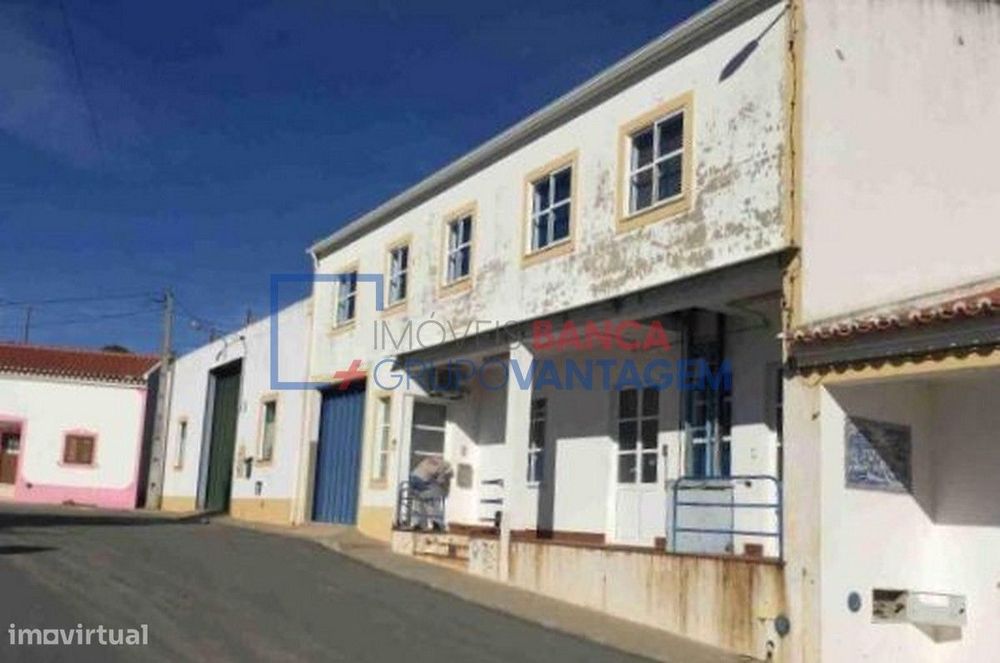Edificio de 2 pisos, com logradouro, para armazém ou actividade ind...