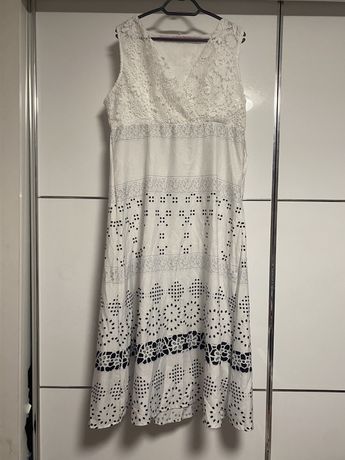 Biała sukienka długa do ziemi maxi w czarne kwiaty/wzory z koronką