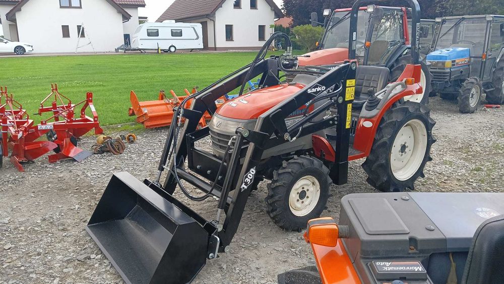 Traktorek japoński, mini traktor Yamar AF-18 z ładowaczem.