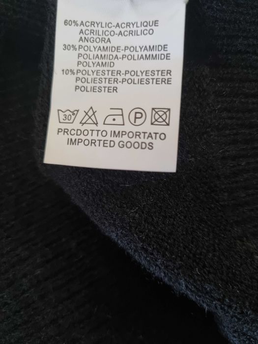 Camisola, em malha, com aplicação na gola