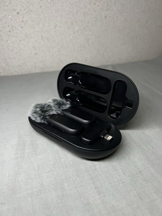 Бездротові петличні мікрофони з зарядним кейсом