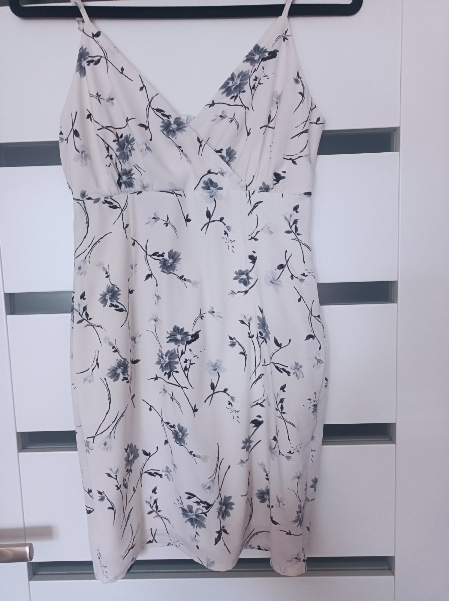 Śliczna sukienka, podszewka, kwiatki Missguided