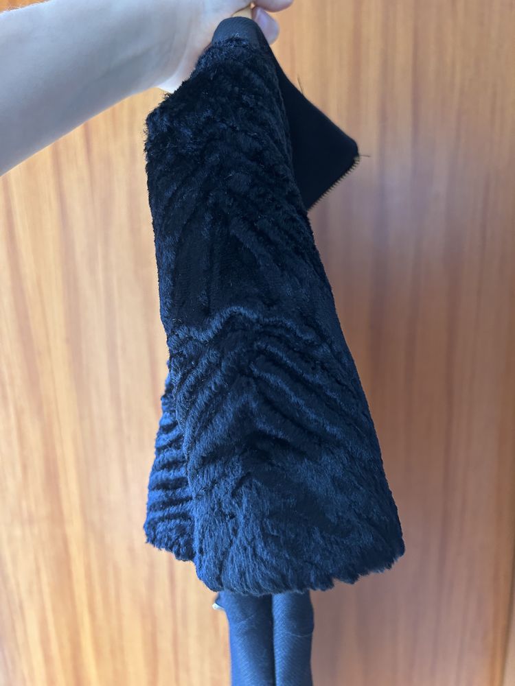 Vestido preto Cortefiel com detalhes nas mangas