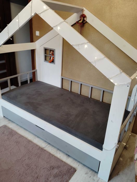 Łóżko domek drewniane.