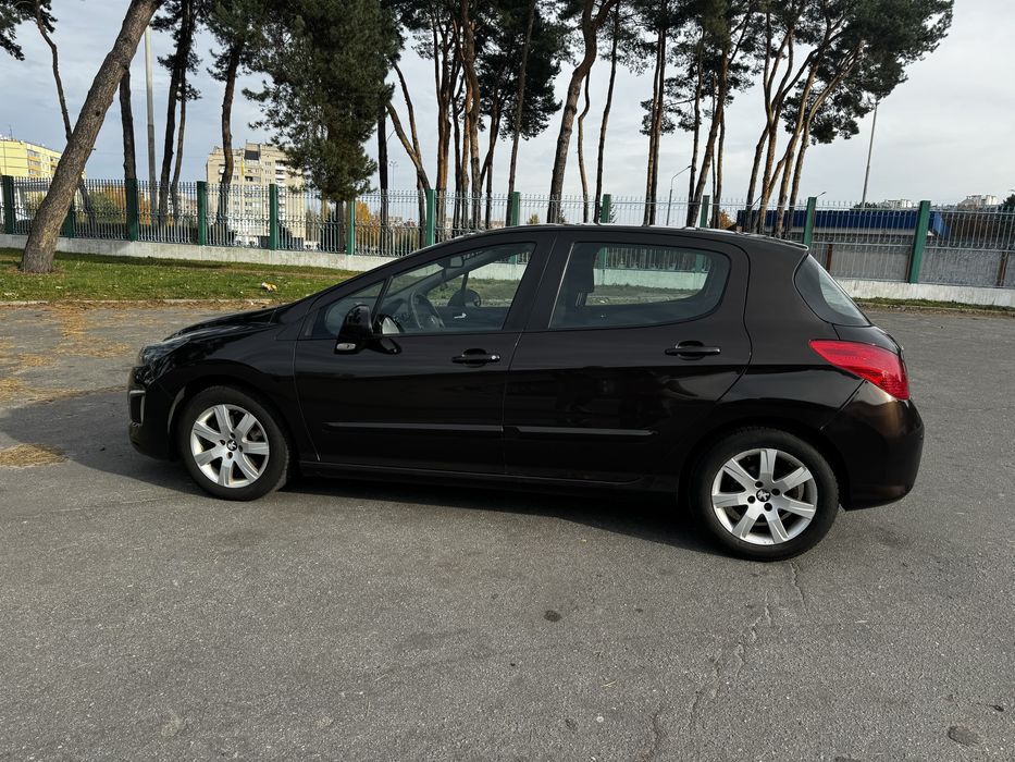 Peugeot 308 2012 року