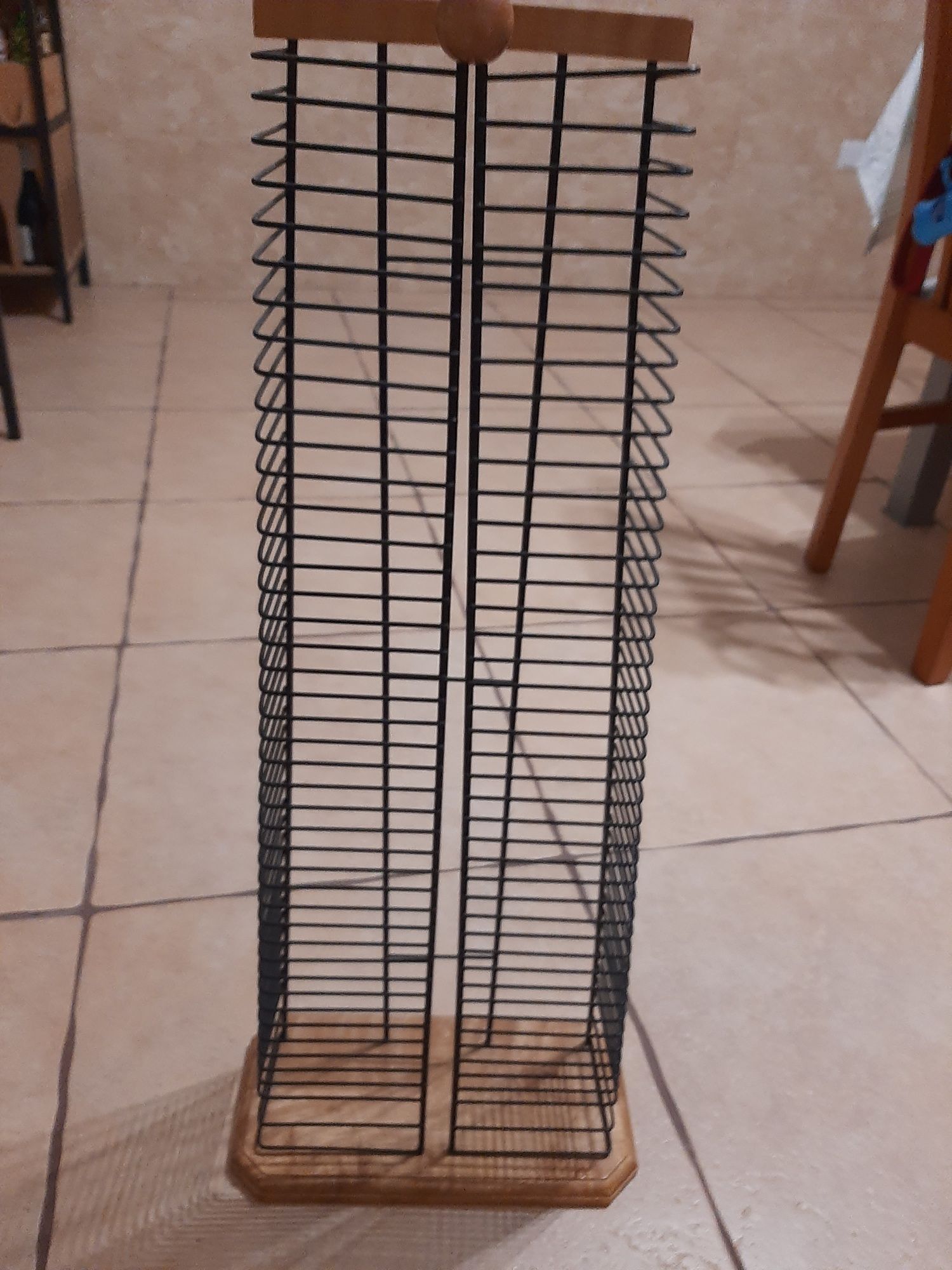 Movel de madeira e metalico cds