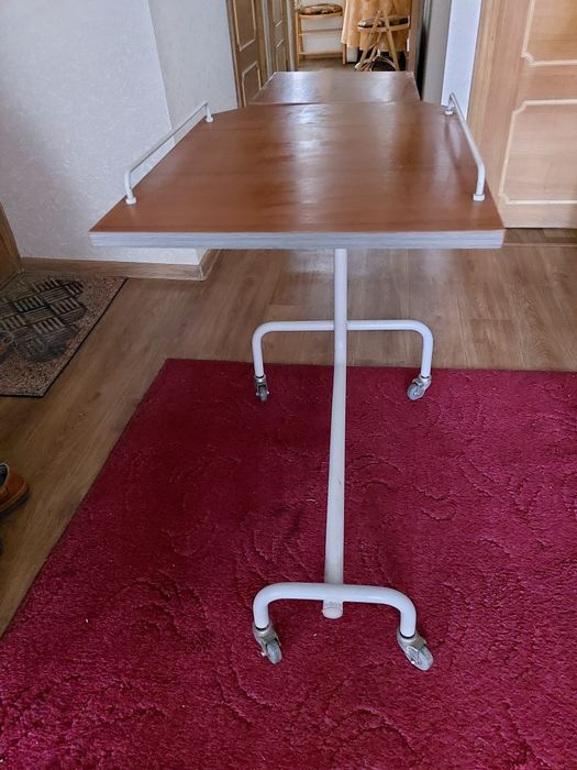 Стіл приліжковий