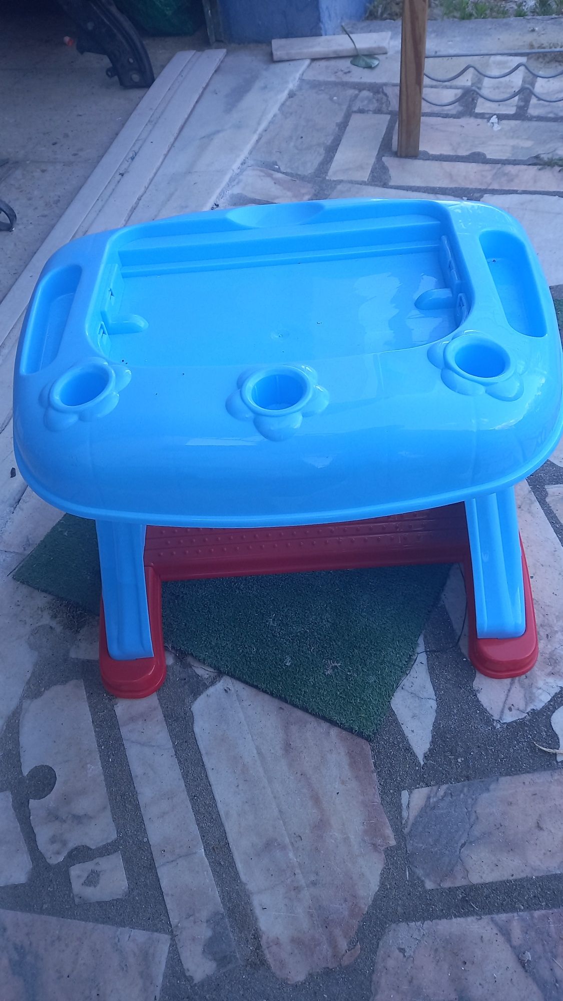 Vendo mesa de atividades em fibra com banco
