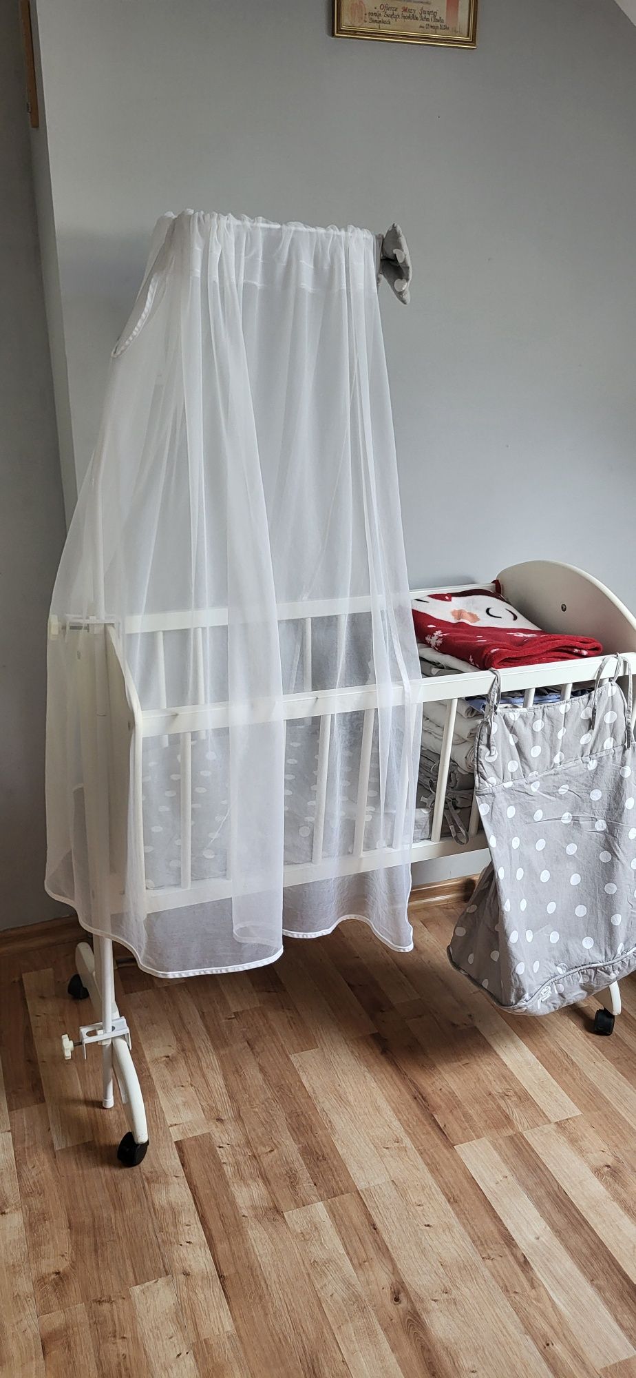 Kołyska drewniana na kółkach
