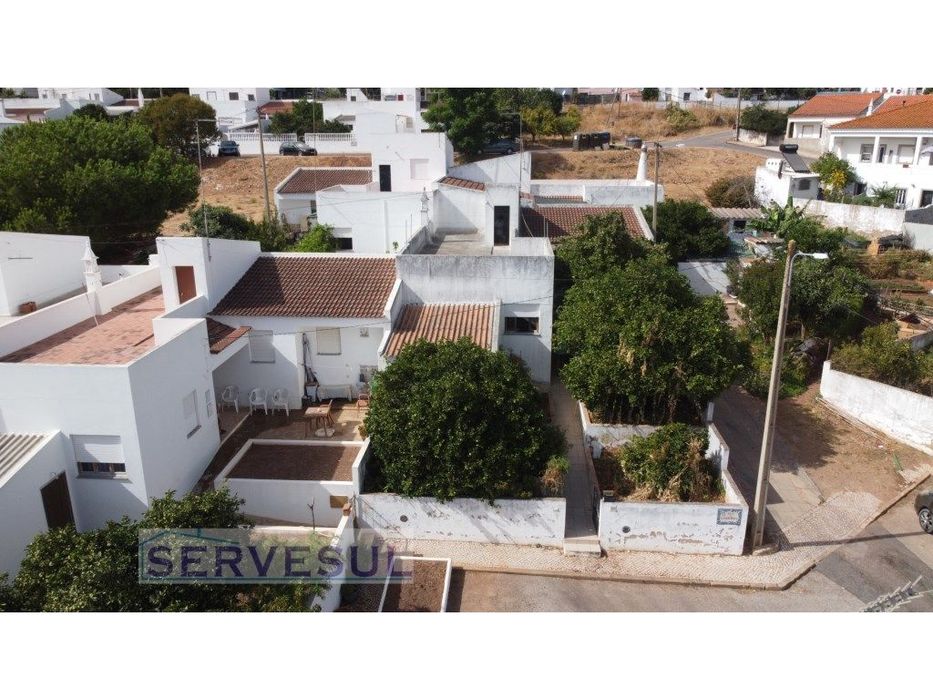 Acolhedora Moradia geminada de 2 quartos, inserida em lote de terre...