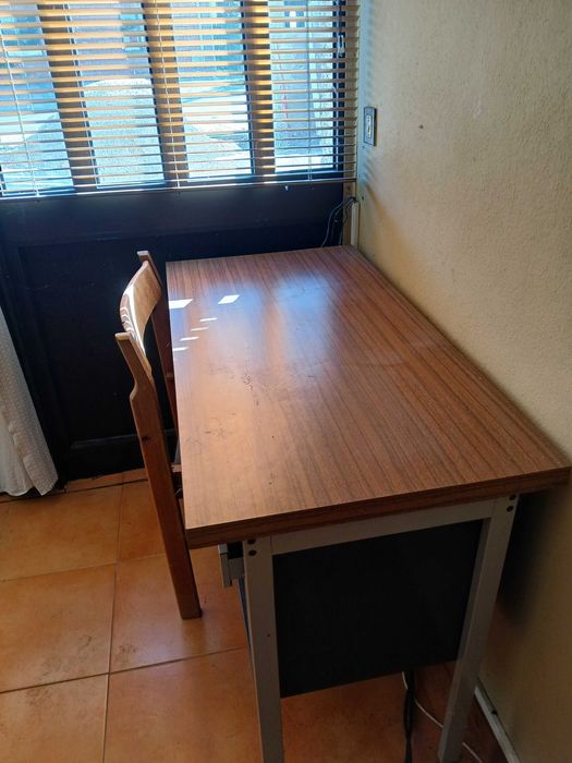 Mesa e cadeira em  ferro