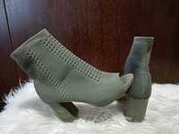 Botins peep toe em tecido verde-seco