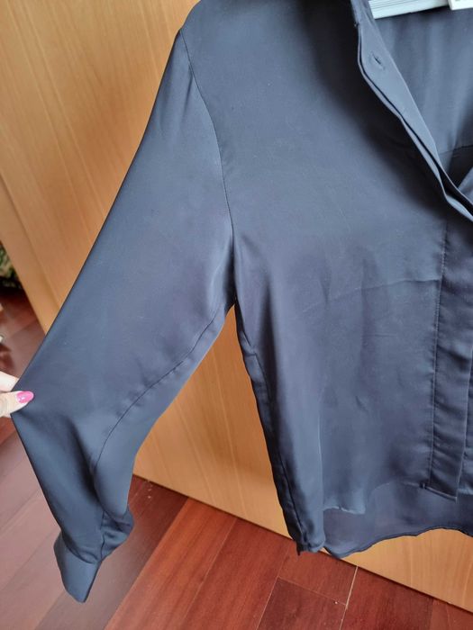 Camisa azul escura fluida H&M, tamanho 34