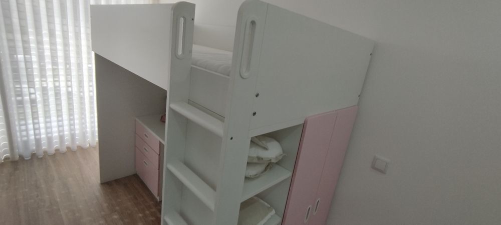 Cama de criança com roupeiro e gavetas