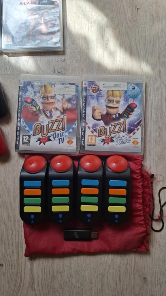 PlayStation 3 Super Slim Czerwona Edycja + 2 Pady + Gry + Buzz Quiz