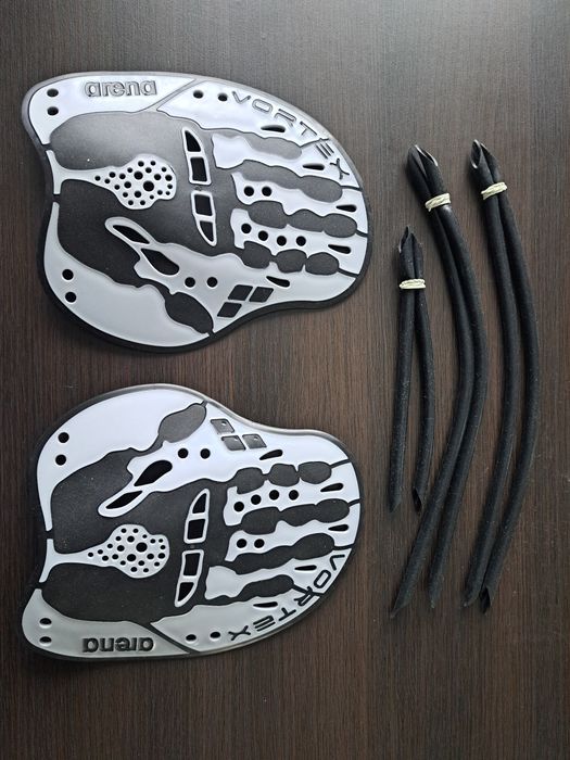 Wiosełka pływackie na dłonie treningowe do pływania Arena Vortex r. M