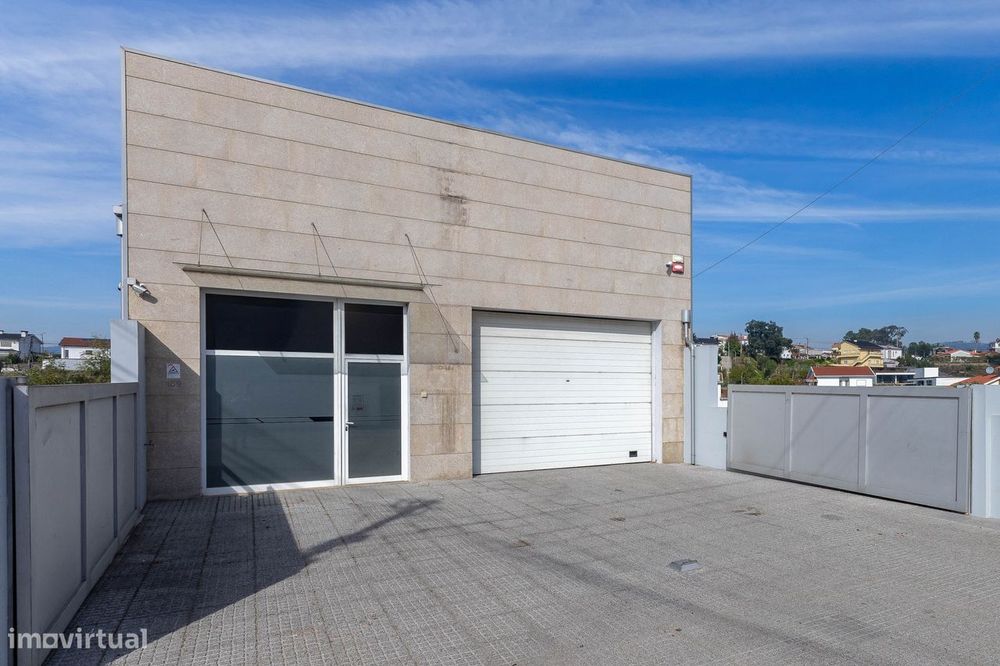 Arrendamento de Armazém com espaço comercial