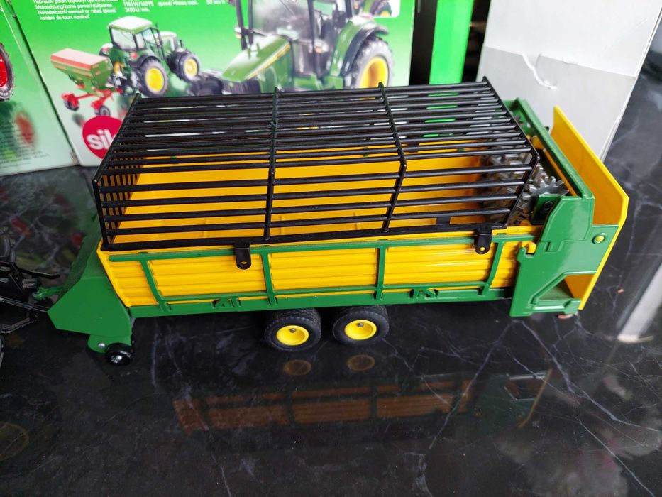 Siku 3652 Traktor John Deere 6920s z przyczepą samo załadowczą 1:32