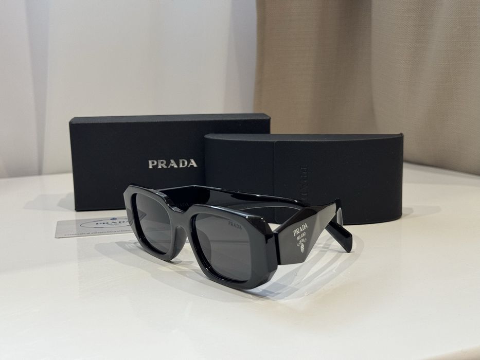 Окуляри Prada в широкій оправі чорні сонцезахисні Прада очки