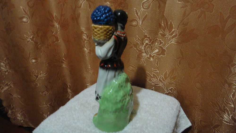 Штоф Українка із під горілки. В гарному стані.