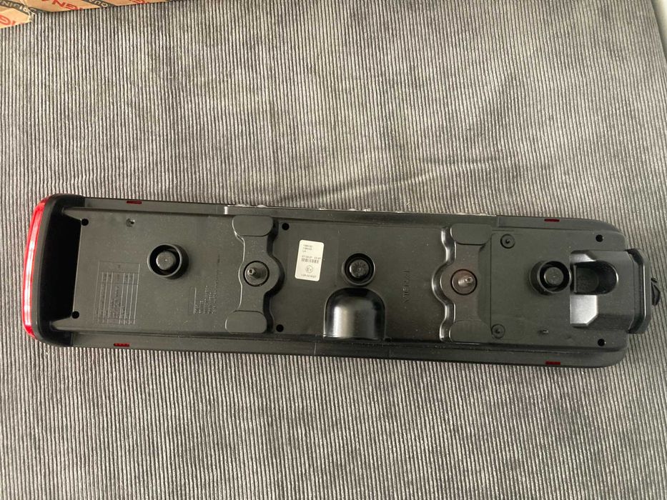 Sprzedam lewą tylną lampę i komplet owiewki szyb Volvo fh4