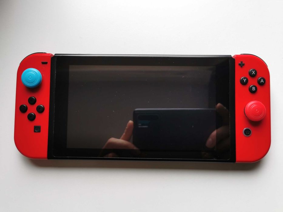 Nintendo Switch plus dock, karta microSD 128 GB, futerał, dodatki