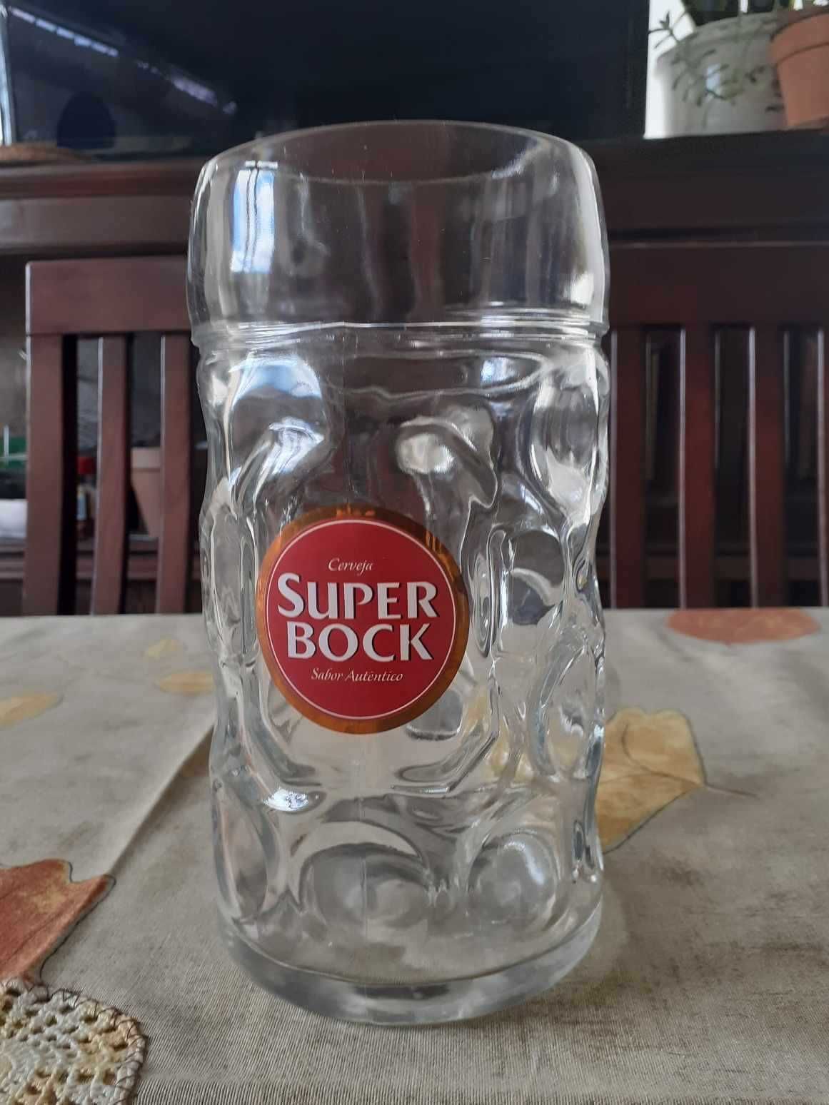 Caneca gigante para cerveja. Para desocupar.