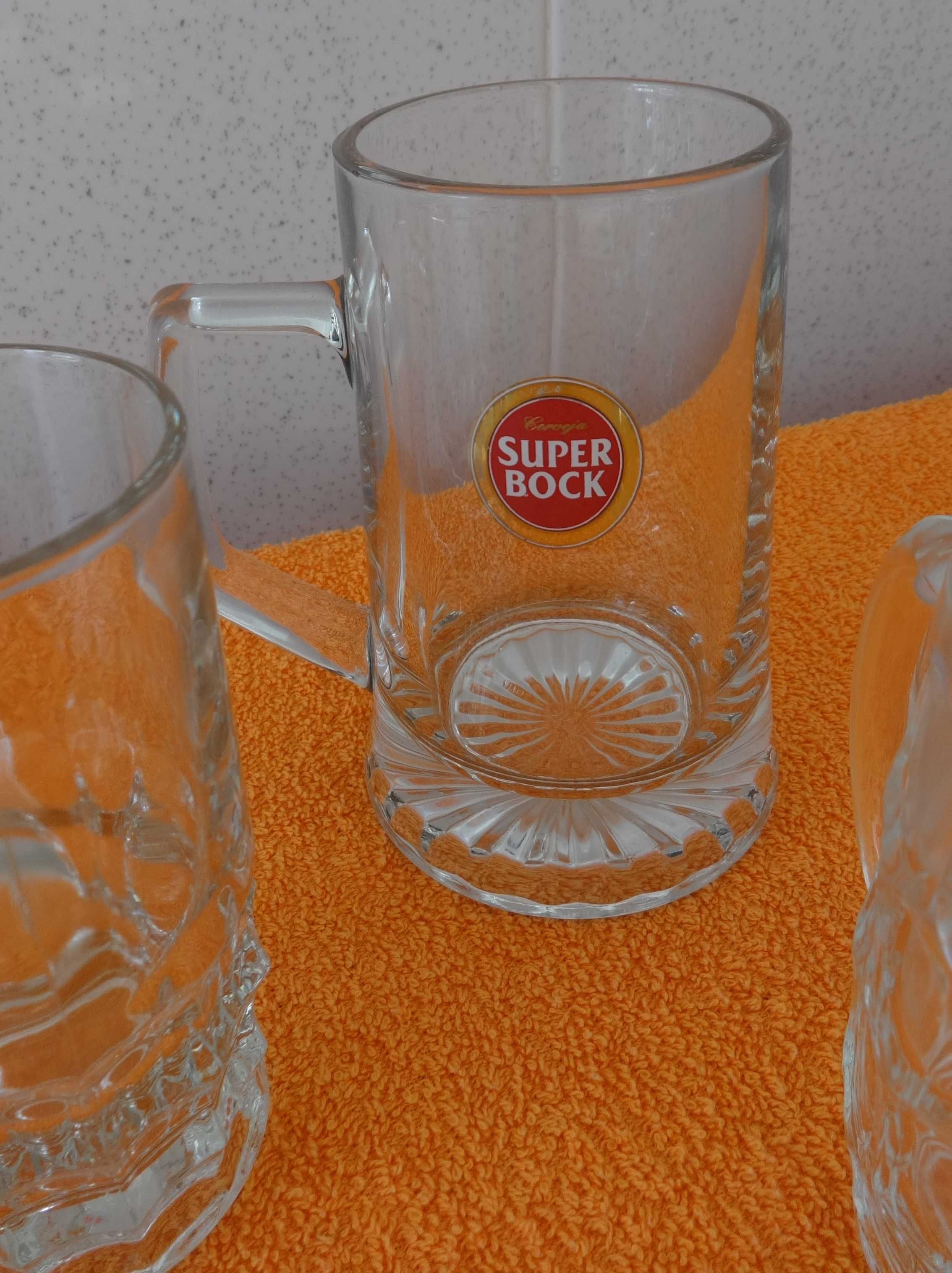 Canecas de cerveja em vidro