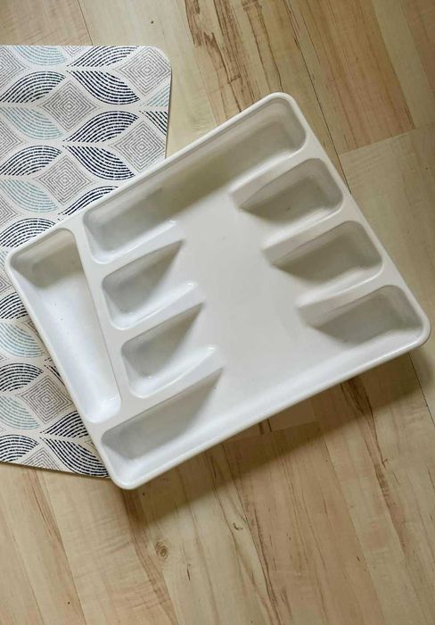 Plastikowy pojemnik na sztućce