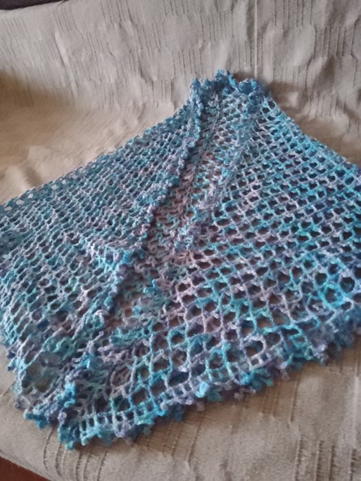 Шаль в'язана гачком блакитно фіолетового кольору . Ручної роботи .