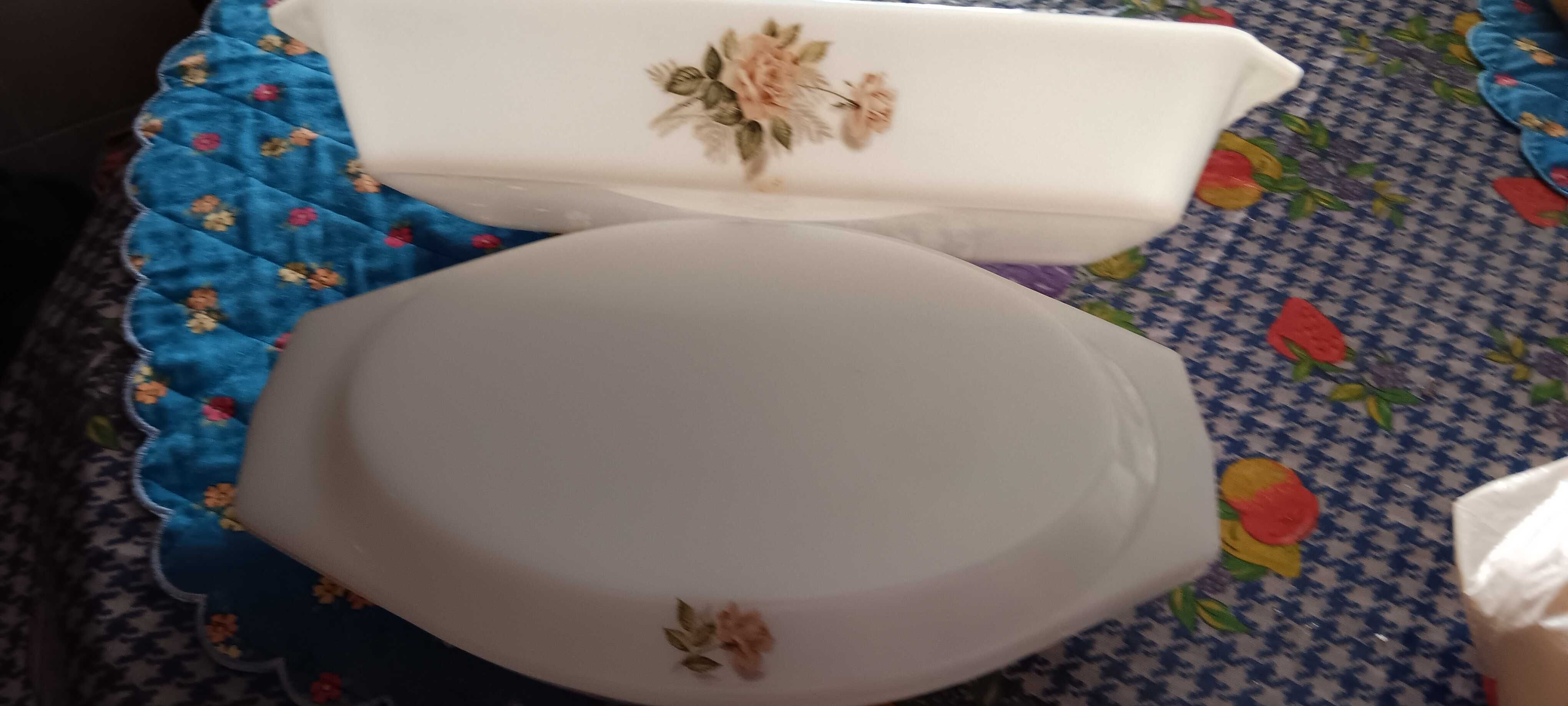 Serviço de loiça de Pyrex branco com rosas