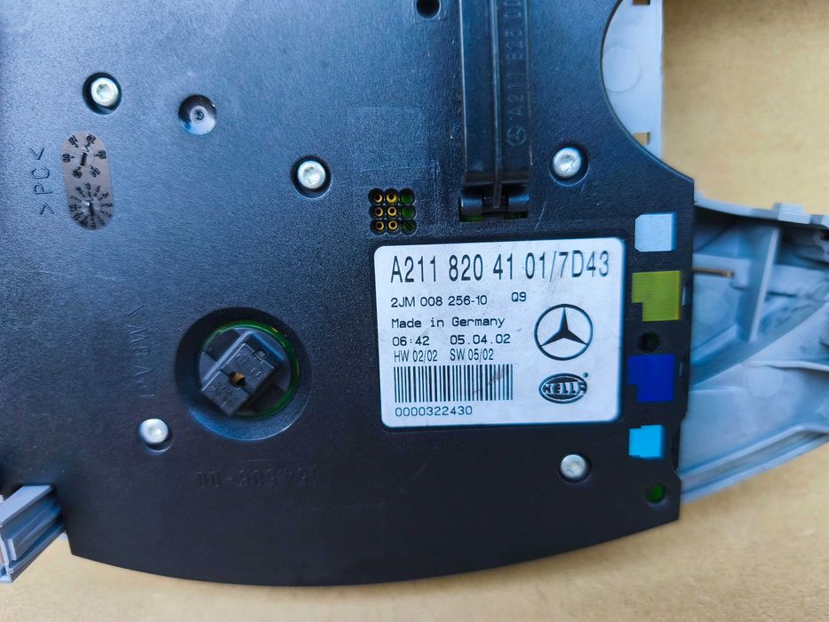 Mercedes E W211 oświetlenie kabiny lampka podsufitki 211.820.4101