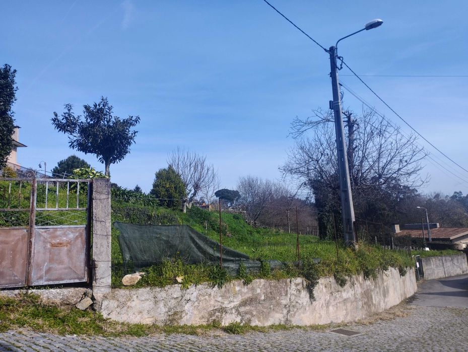 Vendo terreno com possibilidade de construção