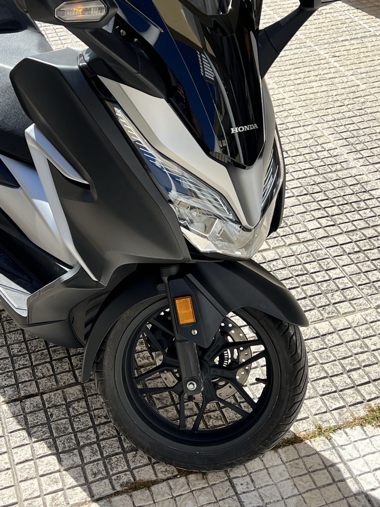 Honda Forza 300.