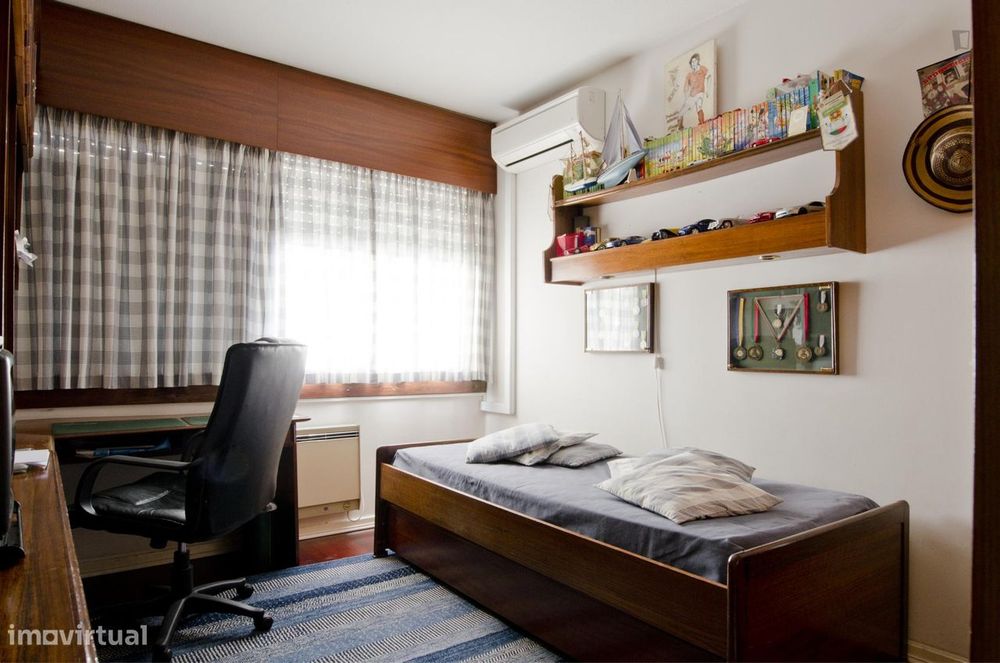 23462 - Quarto com cama de solteiro em...